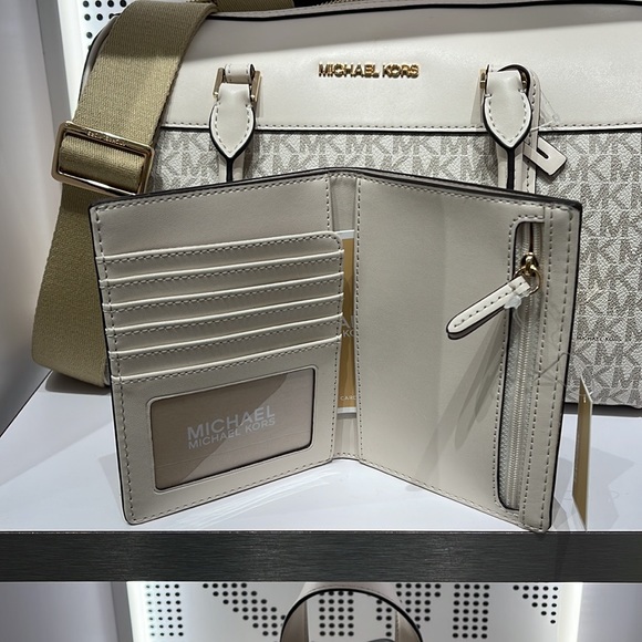 Michael Kors Jet Set Travel Passport Wallet
Light Cream Signature/Golden-NWT - Picture 10 of 16